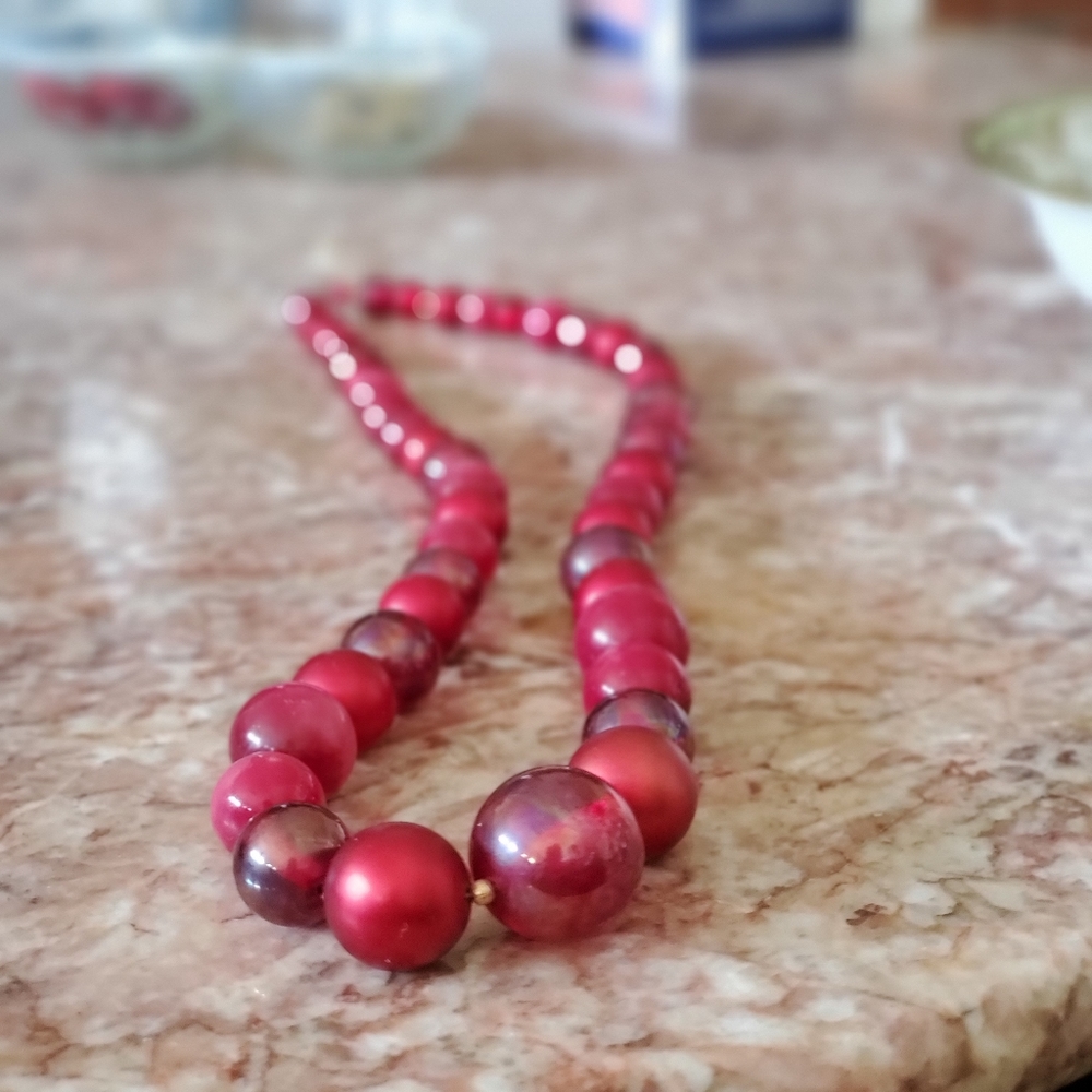 Vintage Single Strand Red Lucite Necklace
